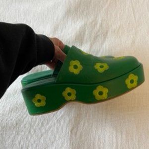 Lisa Says Gah Dakota Clog in Bocce Court  - Green size 7 Leather